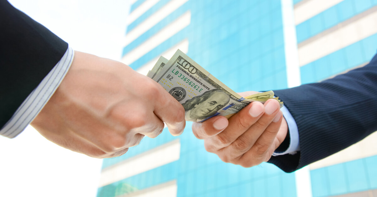 Um Comerciante Foi Ao Banco E Pegou Um Emprestimo